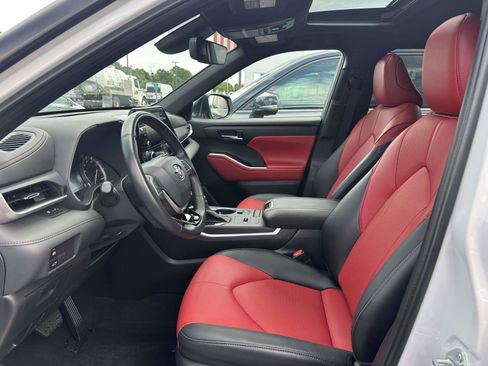 Used 2022 Toyota Highlander XSE FWD image 18