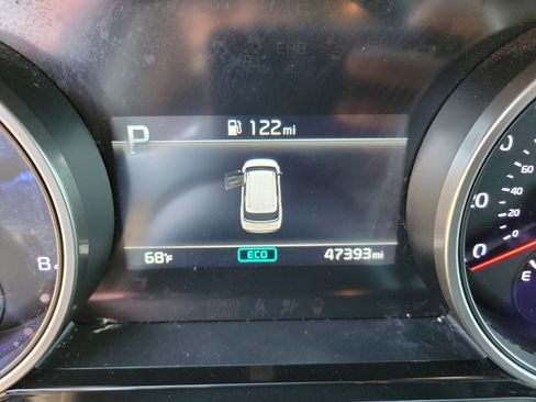 Used 2024 Kia Carnival EX image 18