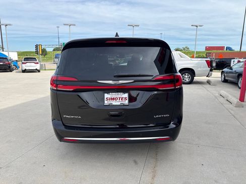 Used 2026 Chrysler Pacifica Limited FWD image 3