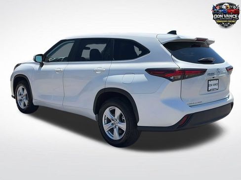 Used 2024 Toyota Highlander LE FWD image 3