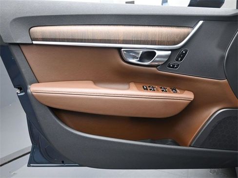 Certified 2025 Volvo V90 B6 Cross Country Plus image 21