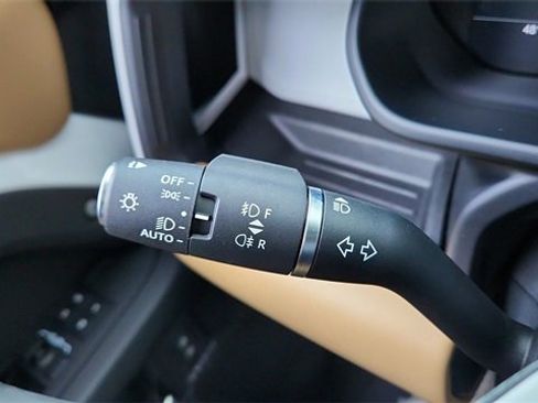 Used 2025 Land Rover Defender 90 X-Dynamic SE image 35