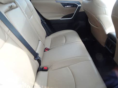 Used 2021 Toyota RAV4 XLE w/ Convenience Package FWD image 10