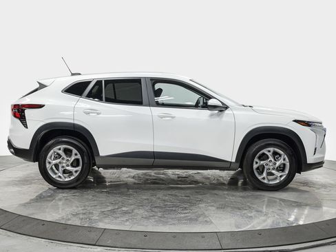 Used 2024 Chevrolet Trax LS w/ LS Convenience Package FWD image 10
