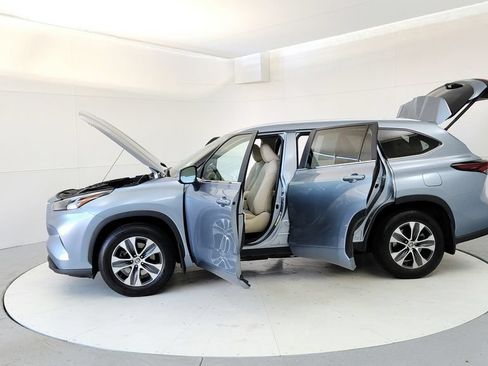 Certified 2024 Toyota Highlander XLE FWD image 10