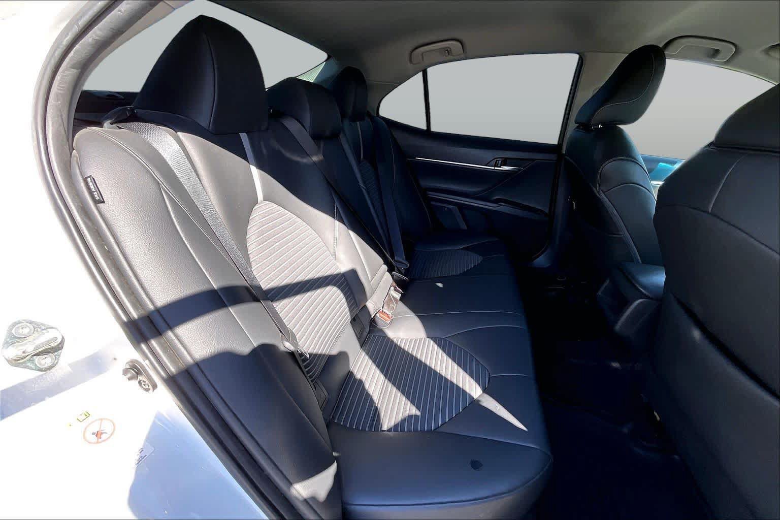 Used 2018 Toyota Camry SE FWD image 18