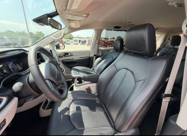 Used 2024 Chrysler Pacifica Touring-L FWD image 13