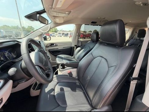 Used 2024 Chrysler Pacifica Touring-L FWD image 13