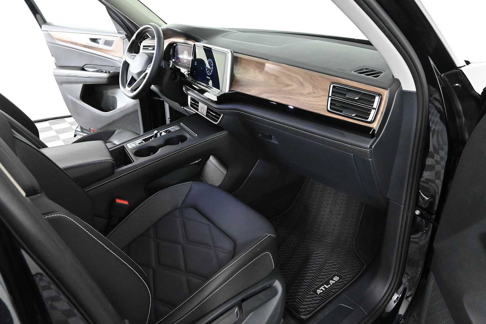 Certified 2024 Volkswagen Atlas SE FWD image 8
