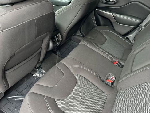 Used 2019 Jeep Cherokee Latitude w/ Popular Appearance Group FWD image 4
