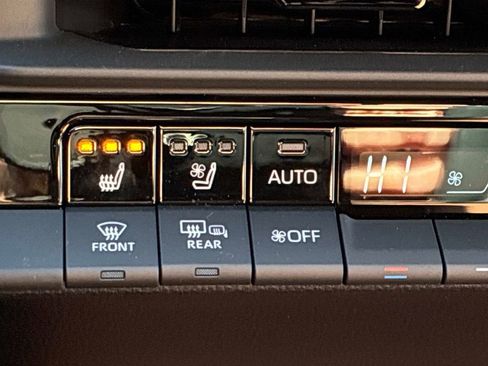 Used 2025 Toyota Crown Signia w/ Advanced Technology Package image 35