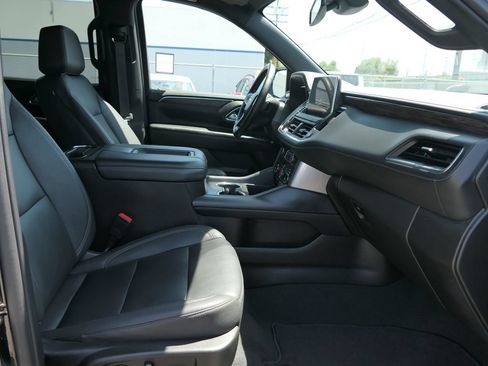 Used 2023 Chevrolet Suburban LT w/ Luxury Package RWD image 27