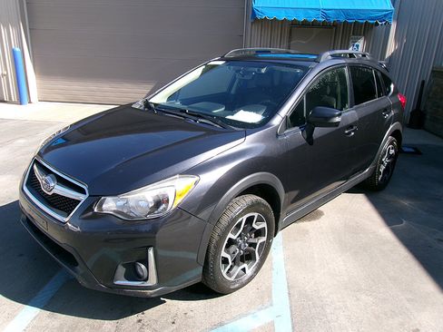 Used 2017 Subaru Crosstrek 2.0i Limited image 1