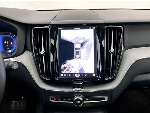 Certified 2025 Volvo XC60 B5 Plus image 9