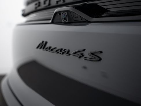 Certified 2025 Porsche Macan 4S Electric AWD/4WD image 29