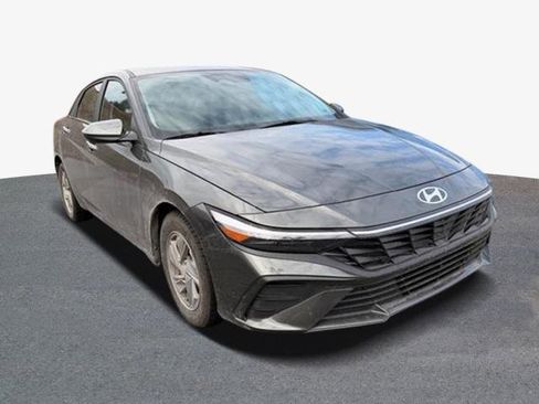 Used 2024 Hyundai Elantra SE image 2