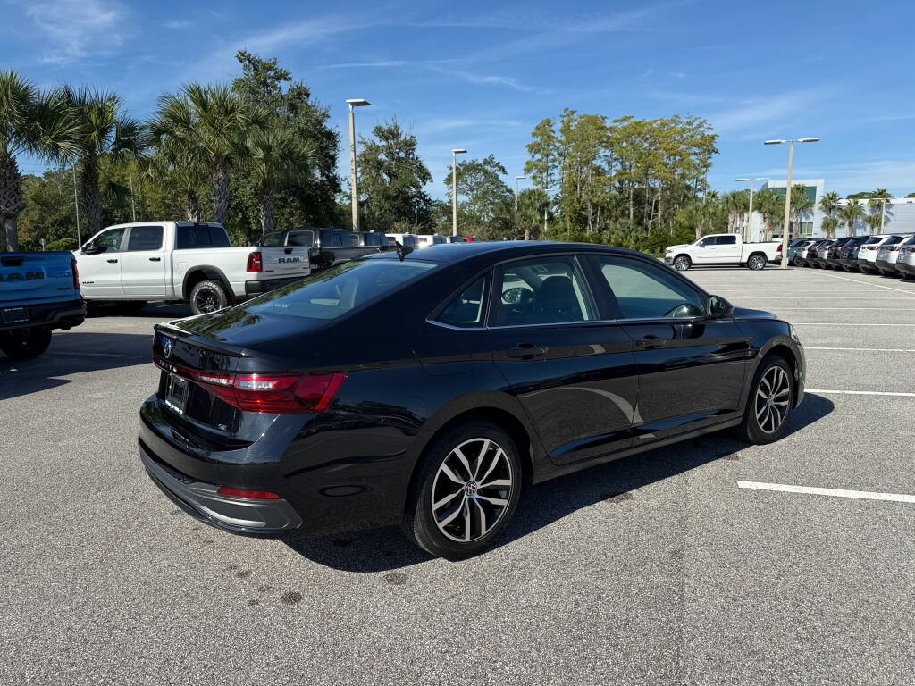 Used 2025 Volkswagen Jetta SE FWD image 3