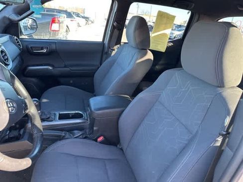 Used 2016 Toyota Tacoma TRD Sport image 3