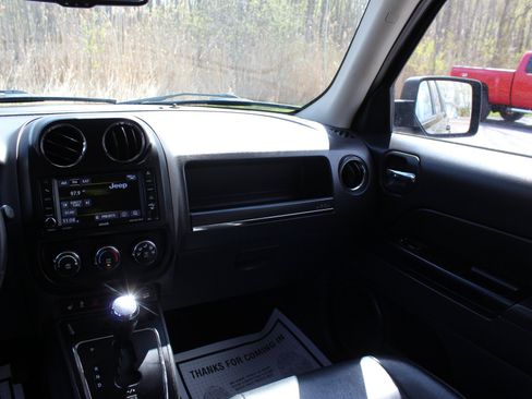Used 2017 Jeep Patriot High Altitude AWD/4WD image 22