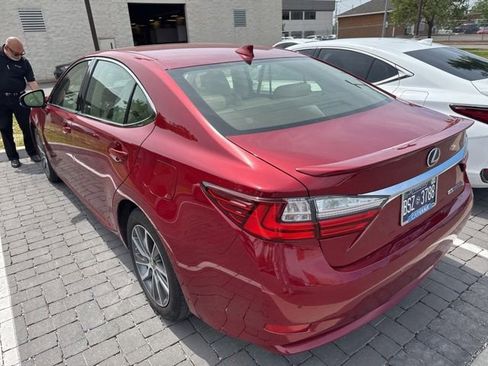 Used 2018 Lexus ES 300h w/ Luxury Package FWD image 4