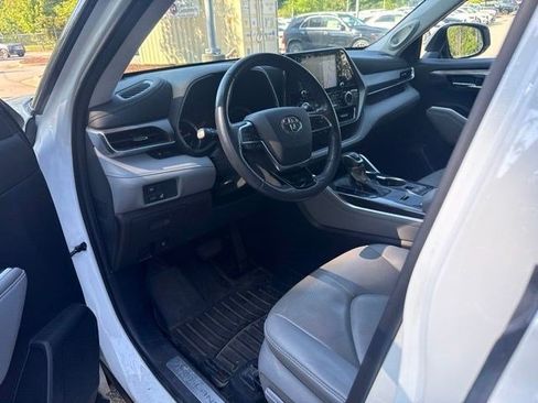 Used 2021 Toyota Highlander Limited FWD image 8