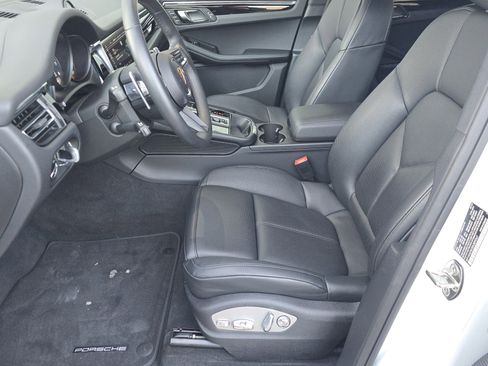 Certified 2025 Porsche Macan image 5