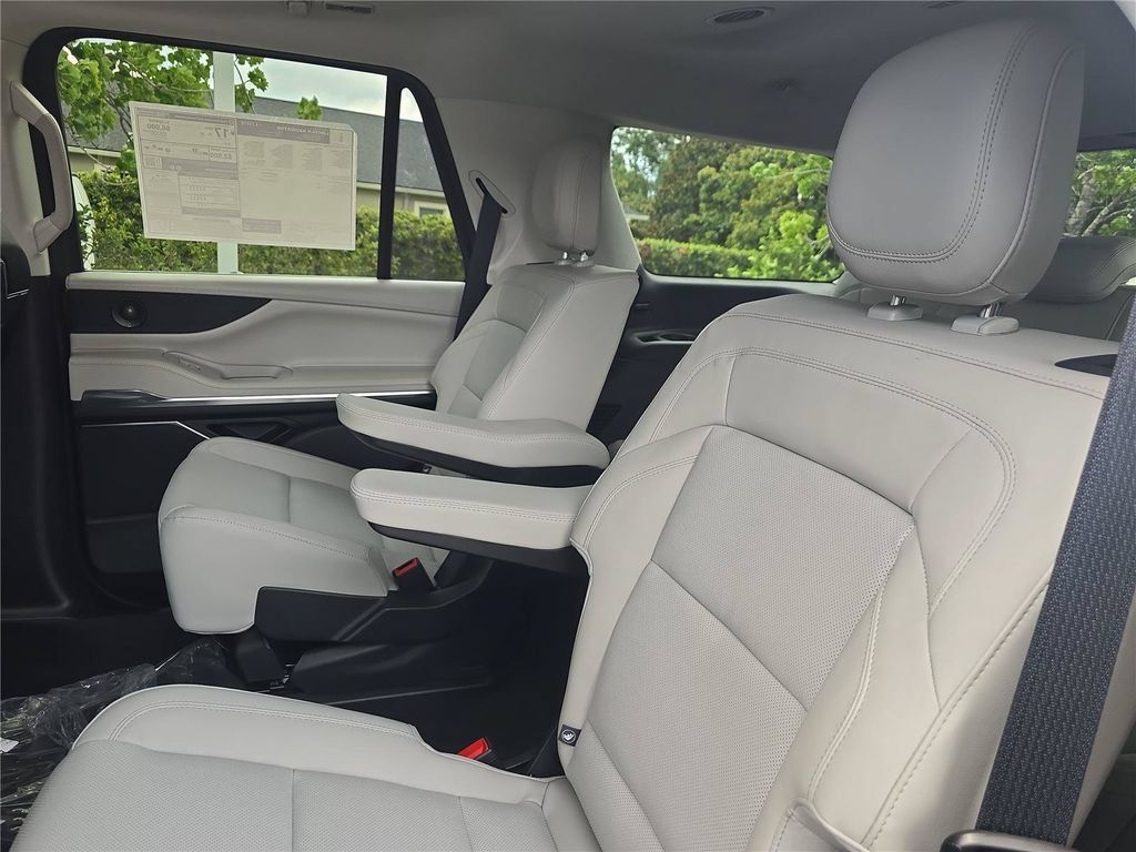 New 2026 Lincoln Navigator Premiere AWD/4WD image 15