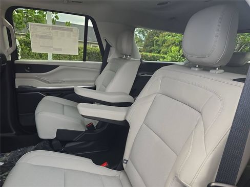 New 2026 Lincoln Navigator Premiere AWD/4WD image 15