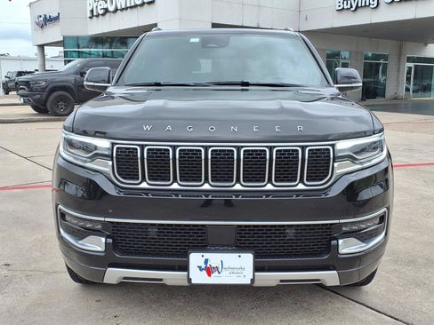 Used 2022 Jeep Wagoneer Series II w/ Premium Group I AWD/4WD image 2
