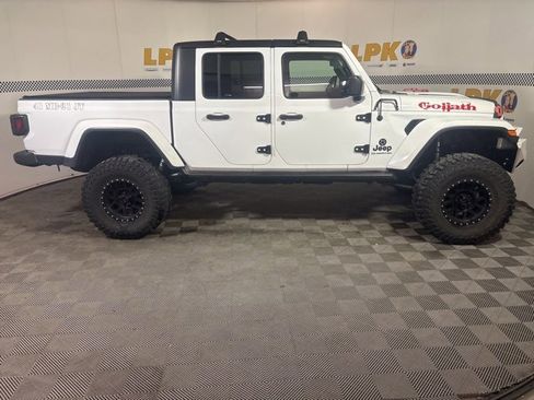 Used 2021 Jeep Gladiator Willys image 2