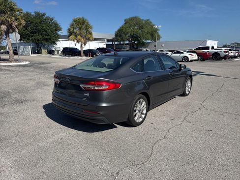 Used 2020 Ford Fusion SE image 3