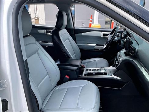 Certified 2021 Ford Explorer XLT w/ Equipment Group 202A image 9