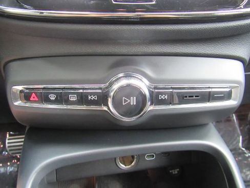 Used 2022 Volvo XC40 P8 Recharge Plus image 42