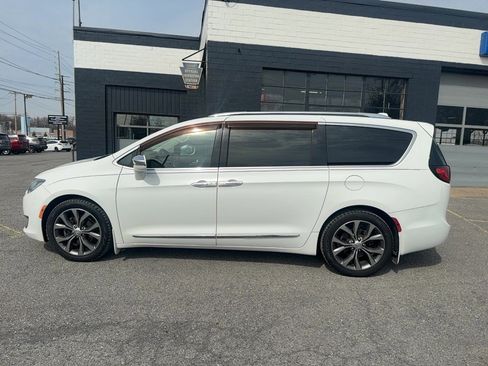 Used 2017 Chrysler Pacifica Limited w/ Tire & Wheel Group image 2
