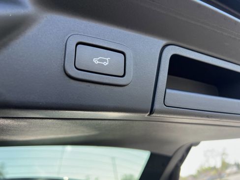 Used 2018 Land Rover Range Rover Velar R-Dynamic SE image 25