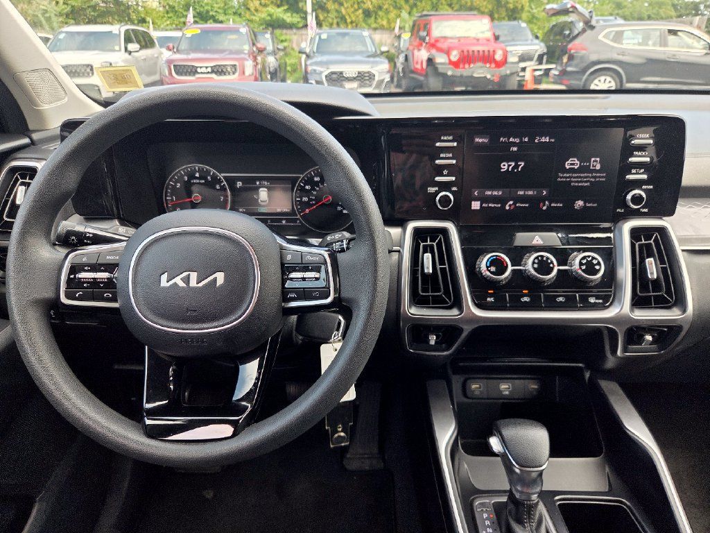 Used 2023 Kia Sorento LX AWD/4WD image 14