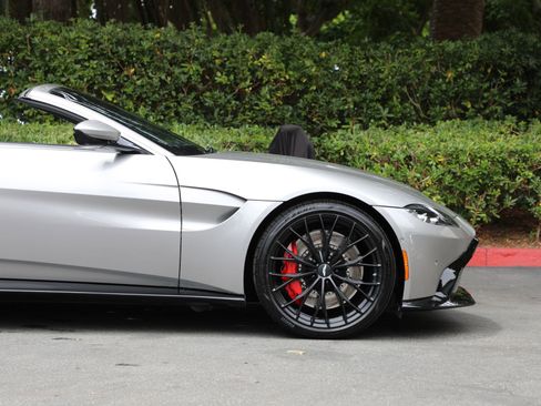 Used 2023 Aston Martin V8 Vantage Roadster RWD image 31