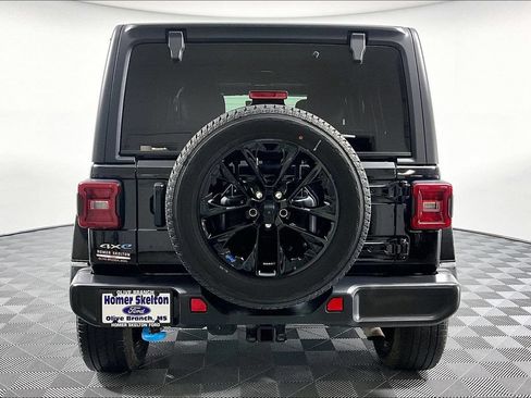 Used 2023 Jeep Wrangler Unlimited Sahara w/ Cold Weather Group AWD/4WD image 4