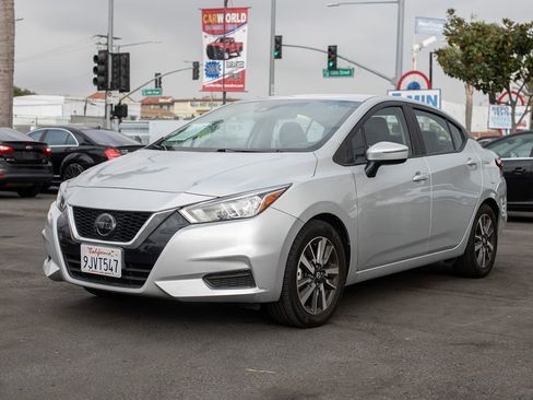 Used 2021 Nissan Versa SV image 3