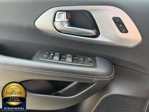Used 2025 Chrysler Pacifica Limited FWD image 8