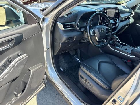 Used 2023 Toyota Highlander XLE image 9