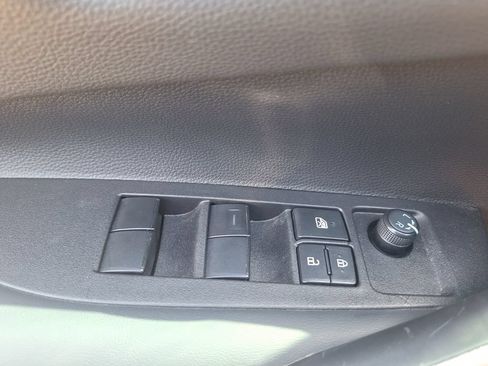 Used 2025 Toyota Corolla SE w/ SE Premium Package FWD image 19