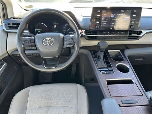 Used 2024 Toyota Sienna LE image 8