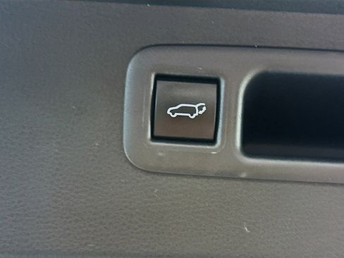 Used 2023 Toyota Highlander XLE FWD image 31