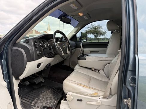 Used 2011 Chevrolet Silverado 2500 LT w/ Interior Plus Package AWD/4WD image 7