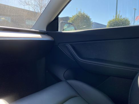 Used 2022 Tesla Model Y Long Range image 17