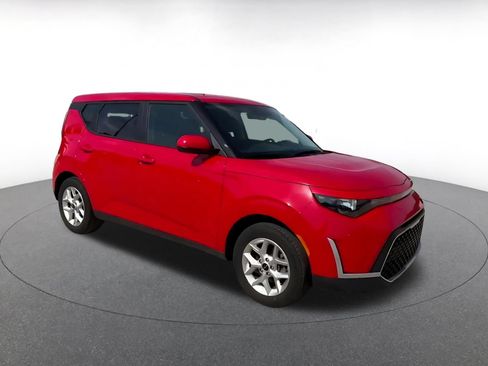 Used 2025 Kia Soul LX w/ LX Technology Package FWD image 2