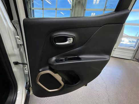 Used 2016 Jeep Renegade Limited FWD image 22