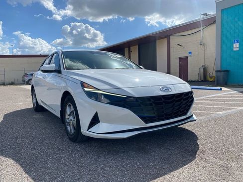 Certified 2022 Hyundai Elantra SE image 1