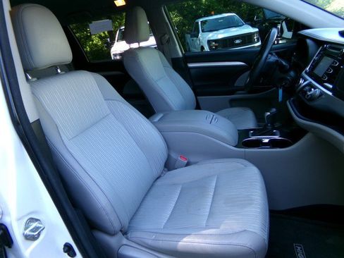 Used 2014 Toyota Highlander Plus AWD/4WD image 11